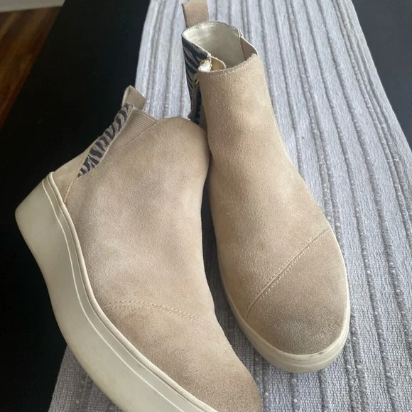 Toms Tan Suede Jaime with Zebra Detail and zipper. - Picture 3 of 6